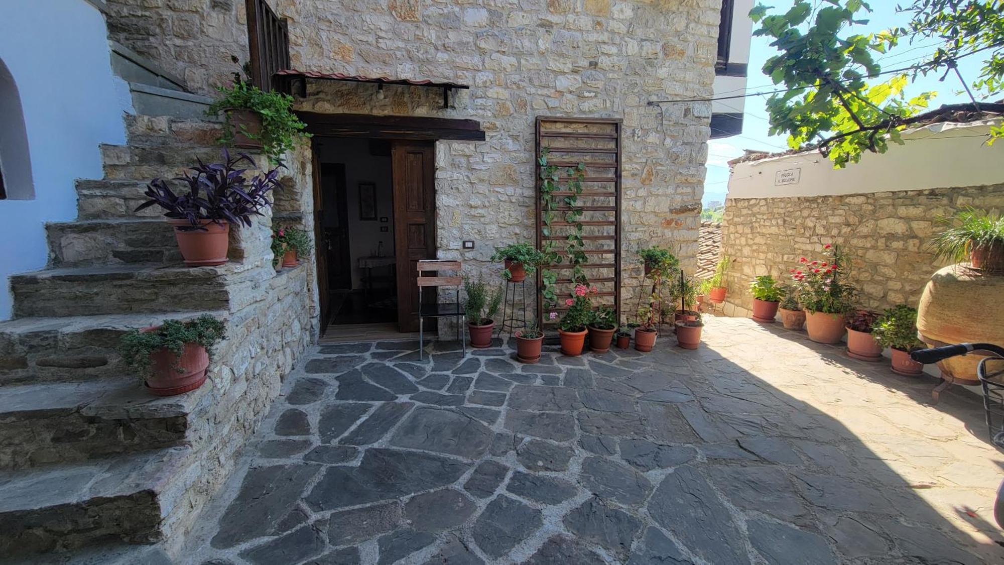 Guest House Mangalem Берат Экстерьер фото